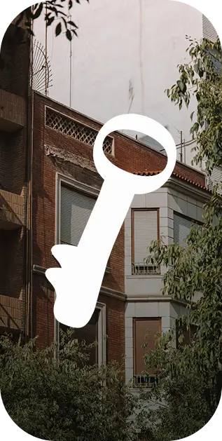 edificio con una llave encima