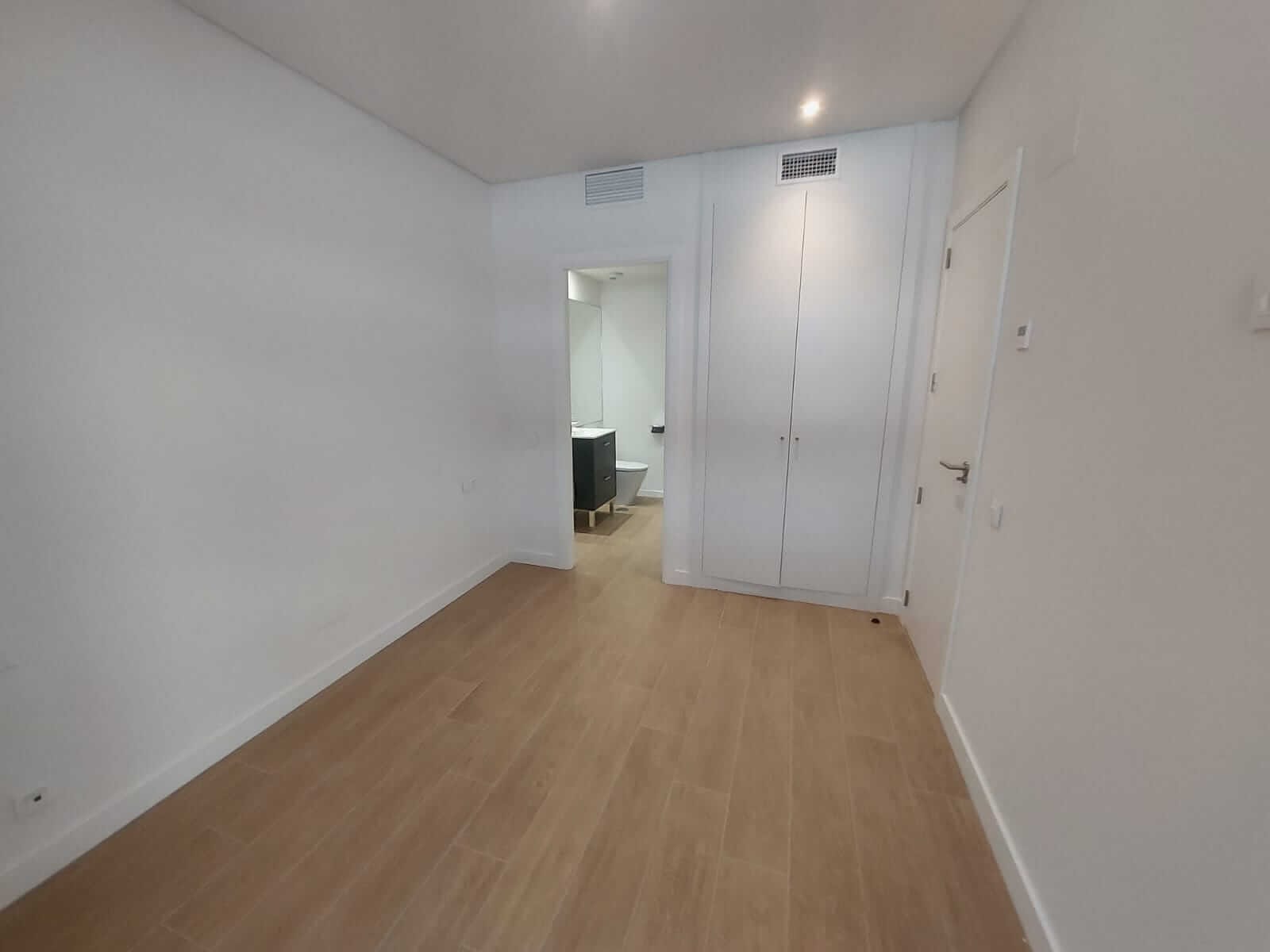 habitación con aseo de fondo