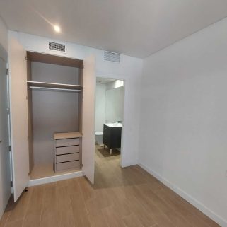 habitación con armario y aseo