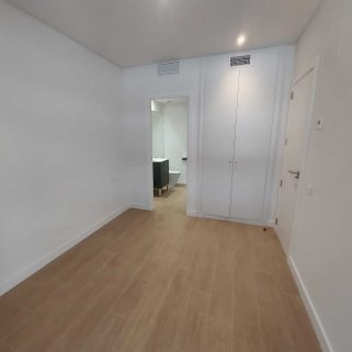 habitación con aseo de fondo