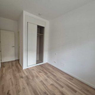 habitación con armario de fondo